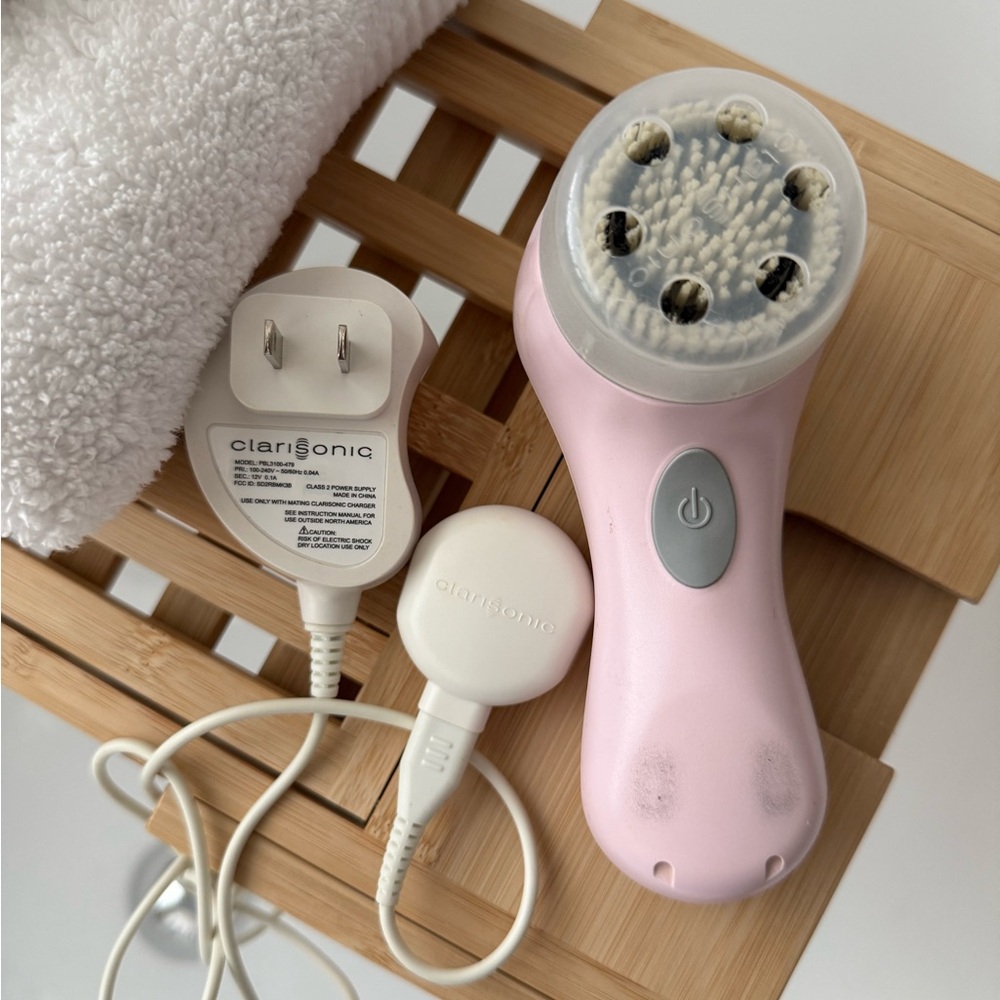 Clarisonic Mia Light Pink Electric Facial Cleansing Brush with charger. - Picture 5 of 5